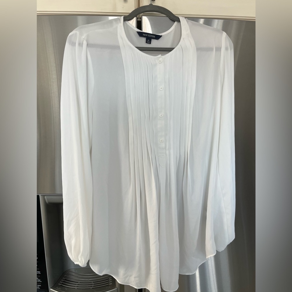 🍓 Max Edition white blouse with pleated detail. XL but more Large